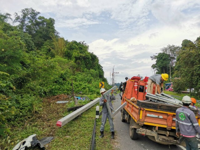 กฟภ. เร่งติดตั้งเสาไฟฟ้าหลังกระบะแหกโค้งชนสนั่น​ 9 ต้น​