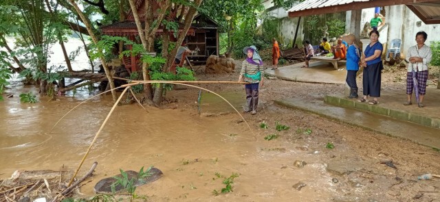 น้ำป่าทะลักท่วม"เชียงคำ"ถนน-สะพานขาด