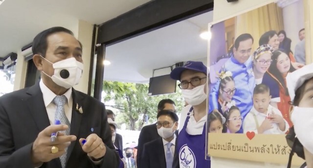 "บิ๊กตู่" เปิดร้านกาแฟ ขอช่วยกันสร้างความดี