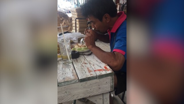หนุ่มตกงานเดินหิวข้าวโซขอผสมปูนแลกข้าวแลกเงิน ยอมเพื่อชีวิตรอด