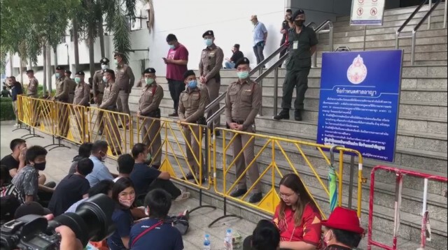 "พริษฐ์" ปักหลักศาลอาญา แห่ค้านฝากขัง 2 แกนนำ