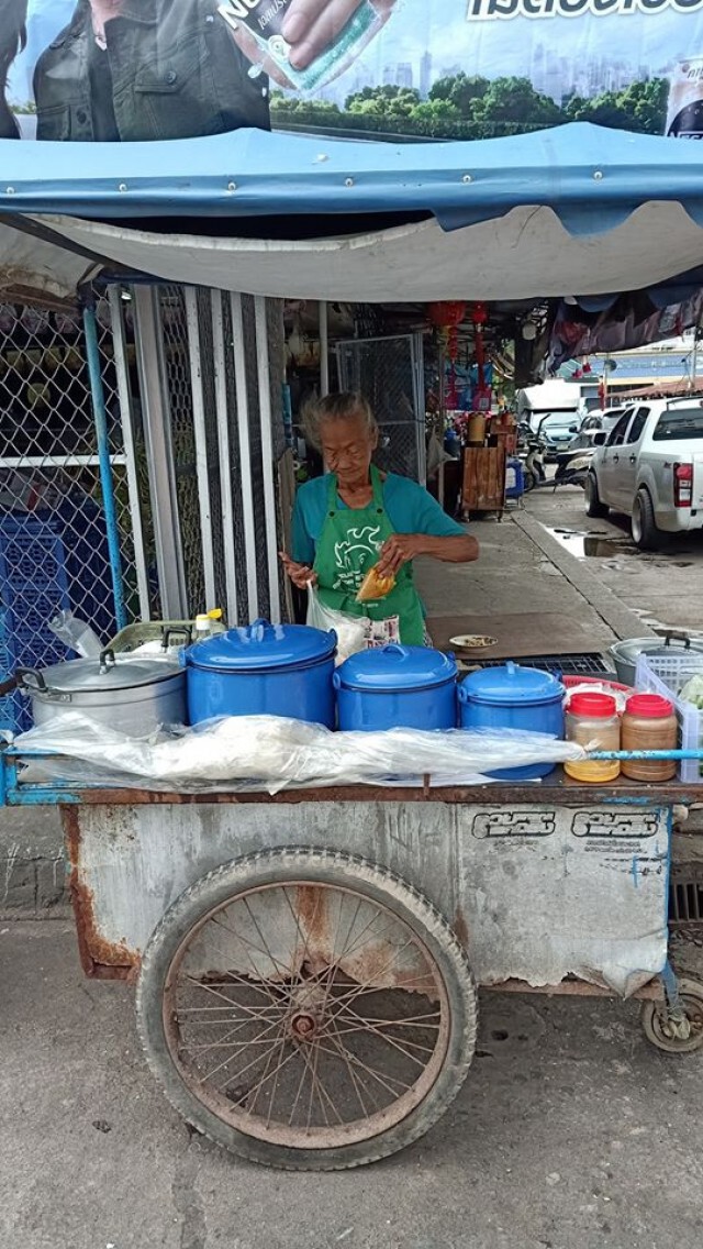 หญิงชราเข็นรถขายอาหารสู้ชีวิต ซ้ำร้ายโดนน้ำร้อนลวกแผลฉกรรจ์ ไร้สิทธิ์รักษาใดๆ