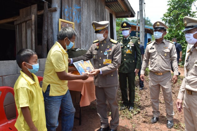ผู้ประสบภัยน้ำท่วมปลื้มปิติรับถุงพระราชทาน