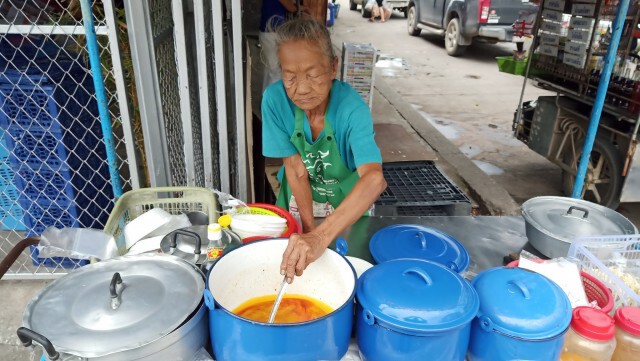 หญิงชราเข็นรถขายอาหารสู้ชีวิต ซ้ำร้ายโดนน้ำร้อนลวกแผลฉกรรจ์ ไร้สิทธิ์รักษาใดๆ