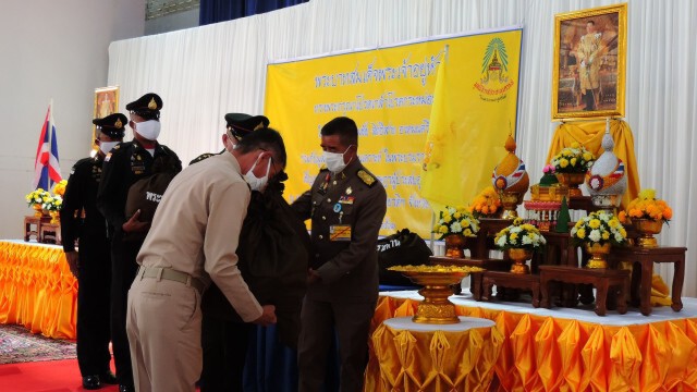 ผู้ประสบภัยน้ำท่วมปลื้มปิติรับถุงพระราชทาน