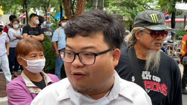 "พริษฐ์" ปักหลักศาลอาญา แห่ค้านฝากขัง 2 แกนนำ