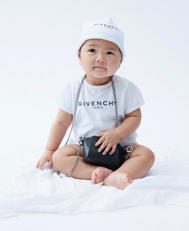 "เจนี่"  อุ้มลูกน้อยน้องโนล่าถ่ายแบบ