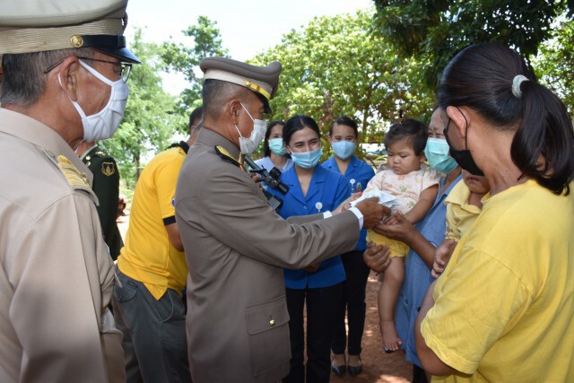 ผู้ประสบภัยน้ำท่วมปลื้มปิติรับถุงพระราชทาน
