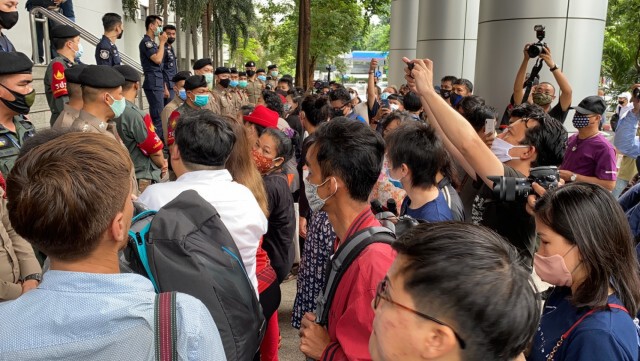 "พริษฐ์" ปักหลักศาลอาญา แห่ค้านฝากขัง 2 แกนนำ