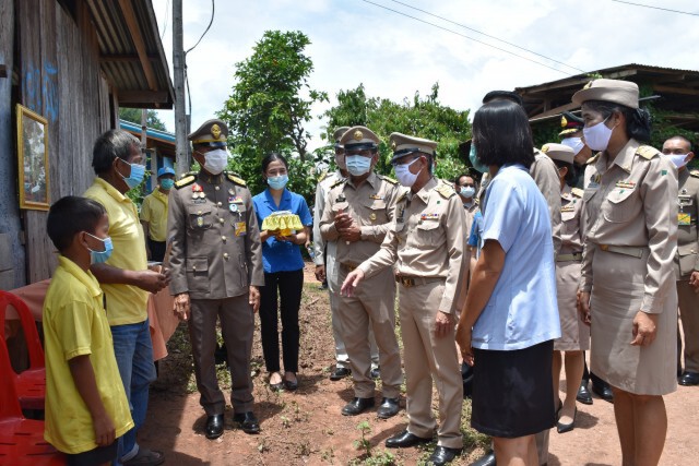 ผู้ประสบภัยน้ำท่วมปลื้มปิติรับถุงพระราชทาน