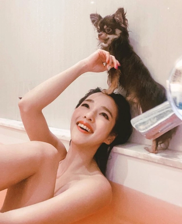 รวมรูปเด็ด "แอร์ ภัณฑิลา"  สาวแซ่บไซซ์ มินิ