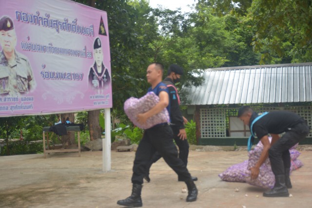 ทหารพรานสกัดจับกระเทียมเถื่อนกลางแม่น้ำโขง