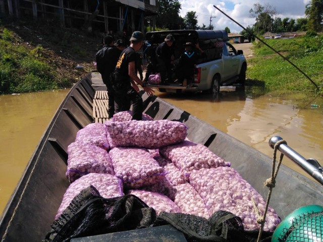 ทหารพรานสกัดจับกระเทียมเถื่อนกลางแม่น้ำโขง