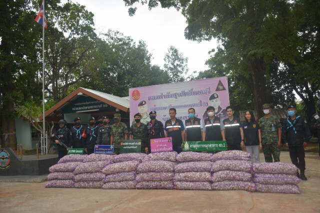 ทหารพรานสกัดจับกระเทียมเถื่อนกลางแม่น้ำโขง