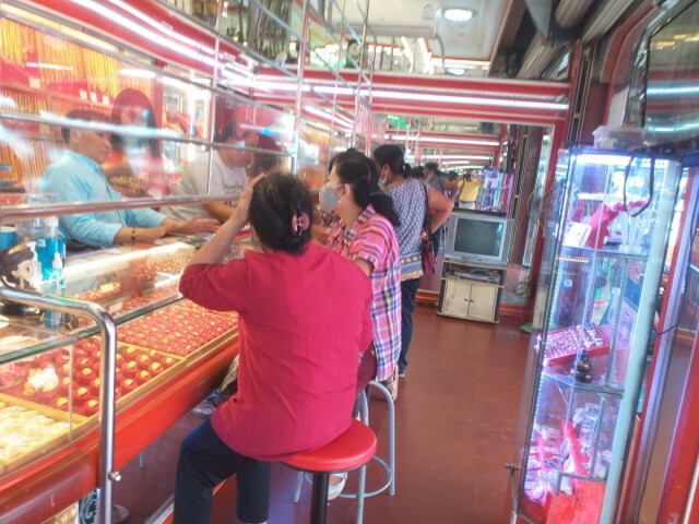 ชาวบ้านไถ่ถอนทองจากโรงจำนำขาย