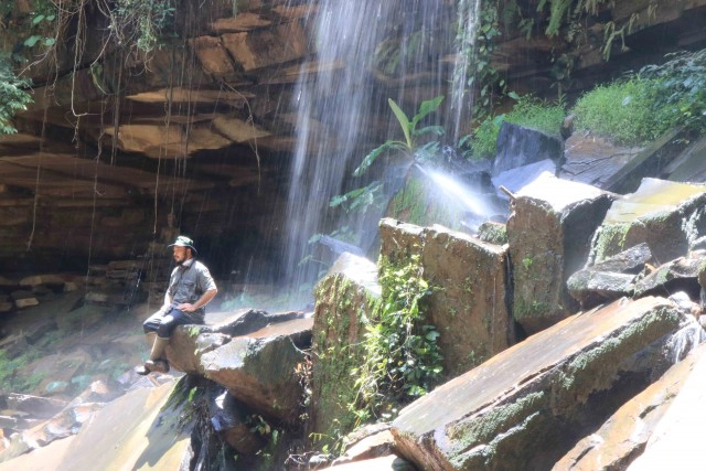 เดินป่า-ชมน้ำตกถ้ำหมี บ้านร่มเกล้า