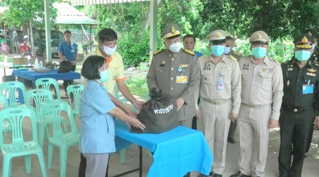 มอบถุงพระราชทานผู้ประสบภัยน้ำท่วมน่าน