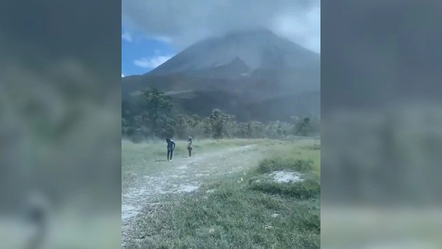 นาทีระทึก ภูเขาไฟซินาบุง เกาะสุมาตราปะทุ เถ้าถ่านพุ่งขึ้นท้องฟ้ากว่า 5 กม.