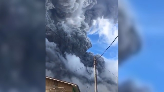 นาทีระทึก ภูเขาไฟซินาบุง เกาะสุมาตราปะทุ เถ้าถ่านพุ่งขึ้นท้องฟ้ากว่า 5 กม.