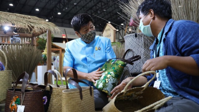 SACICT กระตุ้นเศรษฐกิจหลังโควิด-19  ดันยอดขายงานศิลปาชีพทอใจฯ ทะลุเป้ากว่า 71 ลบ. ทะลุเป้าหมาย !