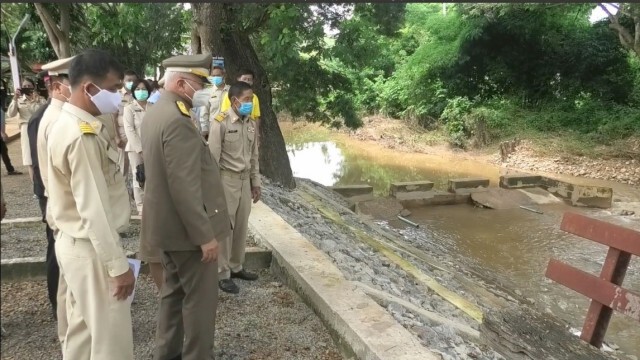 มอบถุงพระราชทานผู้ประสบภัยน้ำท่วมน่าน
