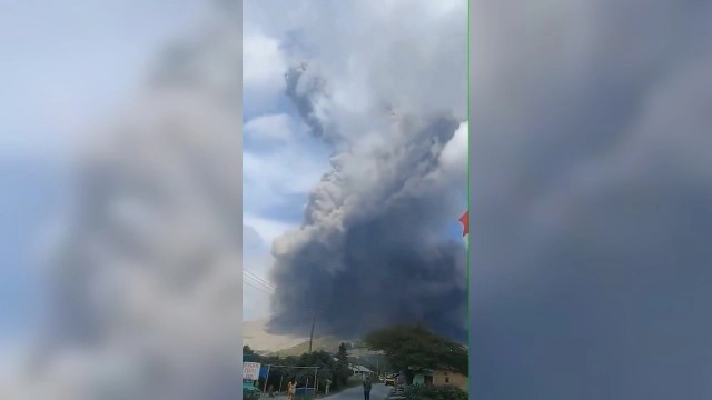 นาทีระทึก ภูเขาไฟซินาบุง เกาะสุมาตราปะทุ เถ้าถ่านพุ่งขึ้นท้องฟ้ากว่า 5 กม.