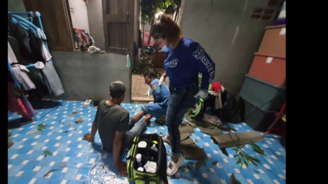 ลมพัดต้นยูคาฯ ทับกลางบ้านโชคดีอุ้มลูกหนีทันพ่อเจ็บ