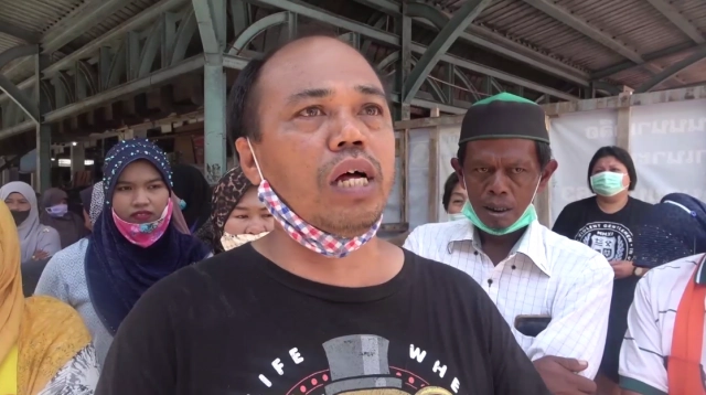 พ่อค้าแม่ค้าประท้วง ไม่พอใจการปรับรูปแบบตลาดใหม่