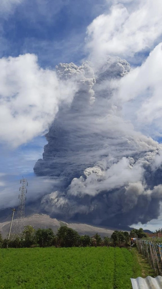 นาทีระทึก ภูเขาไฟซินาบุง เกาะสุมาตราปะทุ เถ้าถ่านพุ่งขึ้นท้องฟ้ากว่า 5 กม.