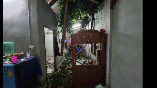 ลมพัดต้นยูคาฯ ทับกลางบ้านโชคดีอุ้มลูกหนีทันพ่อเจ็บ