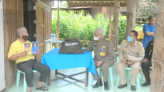 มอบถุงพระราชทานผู้ประสบภัยน้ำท่วมน่าน