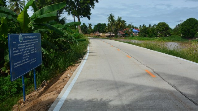 สูงเกิน! ชาวบางระจันร้องเทศบาลทำถนนคอนกรีตสูงเกือบมิดประตูบ้าน