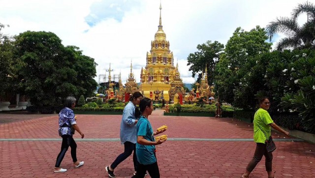 ชมความงาม-ขอพรพระเจ้านั่งดิน