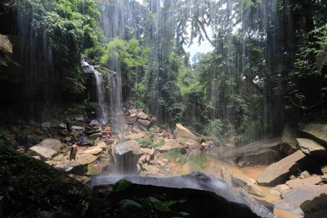 เดินป่า-ชมน้ำตกถ้ำหมี บ้านร่มเกล้า