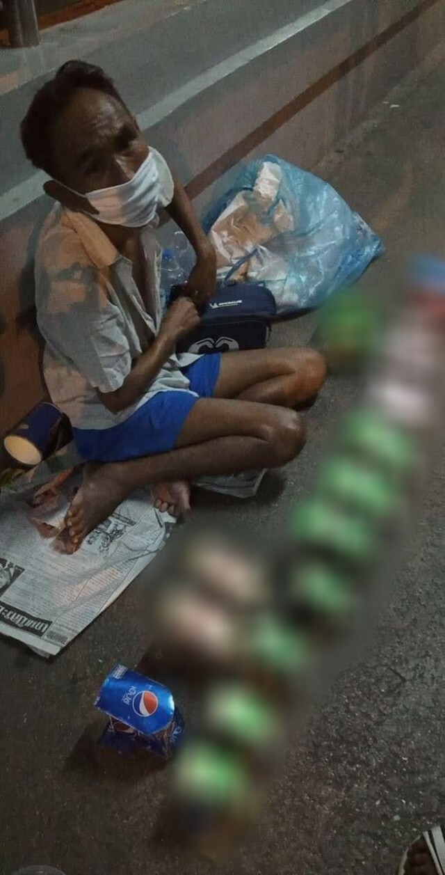 ลุงสู้ชีวิตขายโมเดลรถจากกระป๋องทำมือ หาเงินกินข้าว ซื้อยา โซเชียลแชร์พิกัดช่วยอุดหนุน