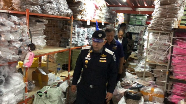 ดีเอสไอ บุกจับสินค้าหนีภาษี-ละเมิดลิขสิทธิ์ กว่า 100 ล้านบาท