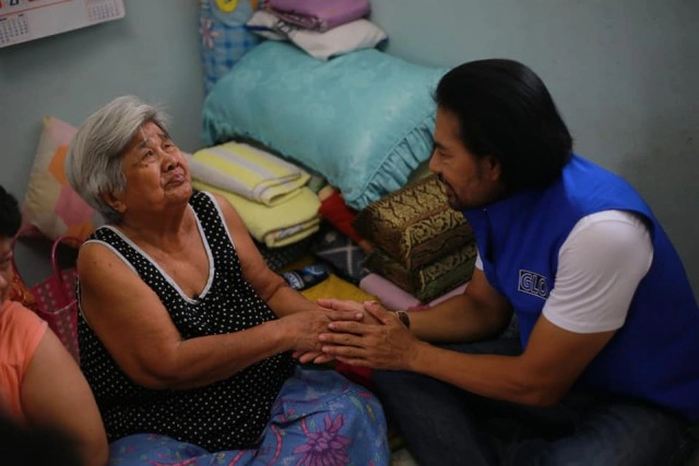 ยายตาบอด เลี้ยงหลานพิการทางสมองกว่า 30 ปี ยอมอดเพื่อหลานอิ่ม