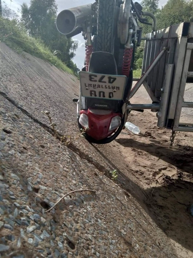 เมาสุรา ขับซาเล้งพลิกคว่ำตกคลอง ล้อชี้ฟ้า บาดเจ็บ 2 ราย