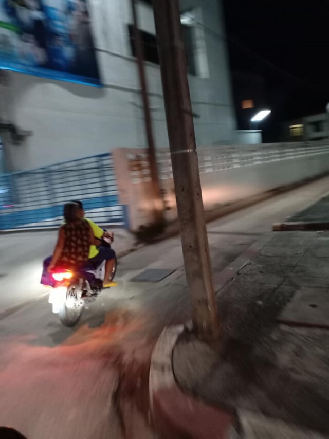ยายเดินหลงทิศกลับบ้านไม่ถูก คนใจดียื่นมือช่วยส่งยายถึงบ้านปลอดภัย
