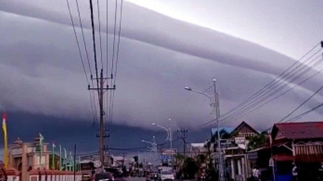 ชาวบ้านตื่นตระหนก เกิดปรากฎการณ์เมฆสึนามิที่อินโดนีเซีย