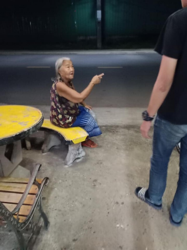 ยายเดินหลงทิศกลับบ้านไม่ถูก คนใจดียื่นมือช่วยส่งยายถึงบ้านปลอดภัย