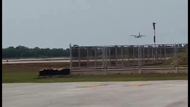 ระทึก เครื่องฟอกเกอร์ ทร.ลงจอดฉุกเฉิน ปิดรันเวย์ชั่วคราว