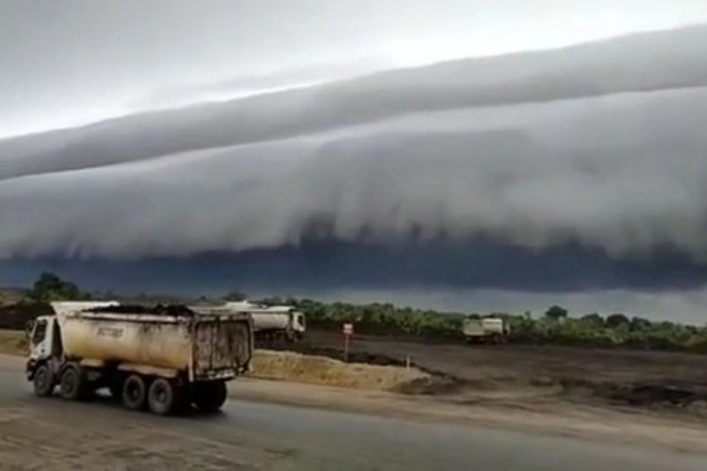 ชาวบ้านตื่นตระหนก เกิดปรากฎการณ์เมฆสึนามิที่อินโดนีเซีย