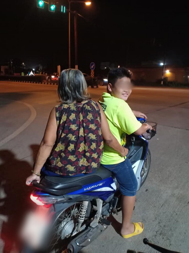 ยายเดินหลงทิศกลับบ้านไม่ถูก คนใจดียื่นมือช่วยส่งยายถึงบ้านปลอดภัย
