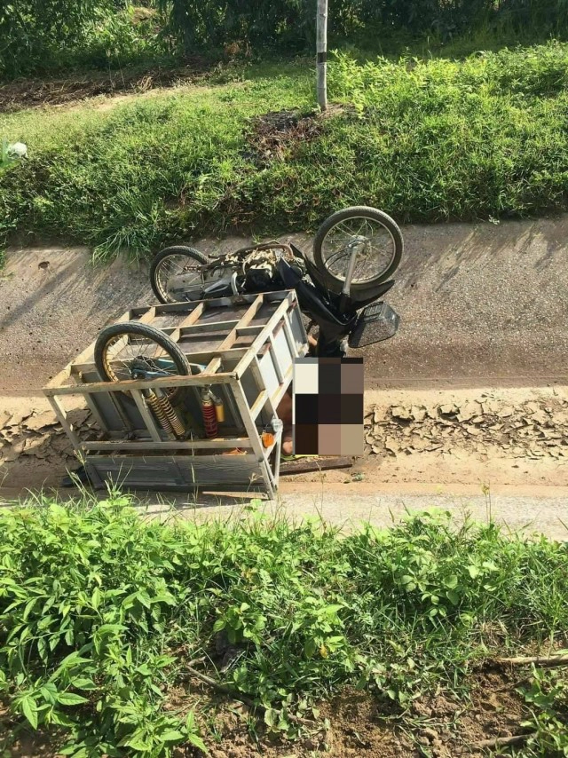 เมาสุรา ขับซาเล้งพลิกคว่ำตกคลอง ล้อชี้ฟ้า บาดเจ็บ 2 ราย