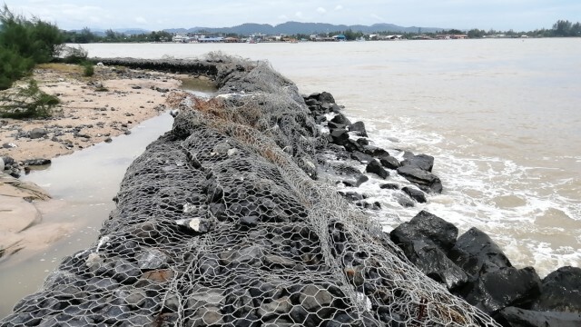 คลื่นซัดเขื่อนพังชาวบ้านเกาะคอเขาเดือดร้อนหนัก