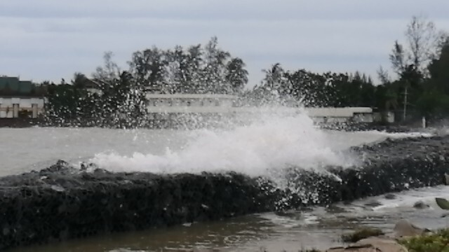 คลื่นซัดเขื่อนพังชาวบ้านเกาะคอเขาเดือดร้อนหนัก