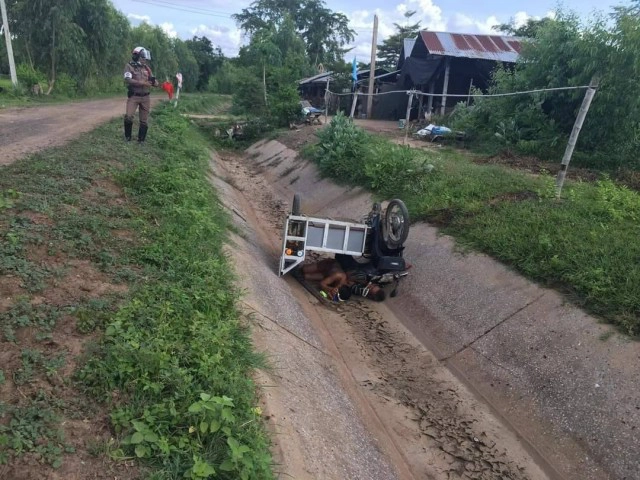 เมาสุรา ขับซาเล้งพลิกคว่ำตกคลอง ล้อชี้ฟ้า บาดเจ็บ 2 ราย