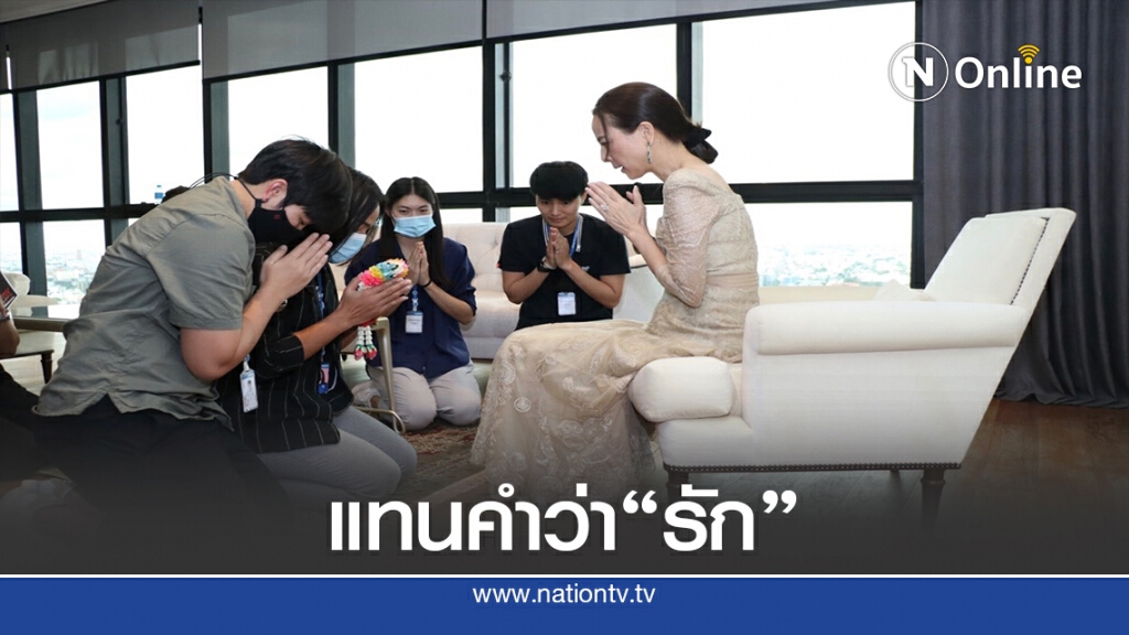 ฟุตบอลหญิงทีมชาติไทยนำพวงมาลัยมะลิมอบ"มาดามแป้ง" ฟุตบอลหญิงทีมชาติไทยนำพวงมาลัยมะลิมอบ"มาดามแป้ง"