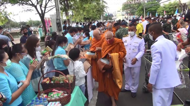 พสกนิกรทำบุญตักบาตรถวายเป็นพระราชกุศลเนื่องในวันแม่แห่งชาติ